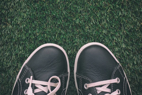 Nohy v botách na zelené trávě — Stock fotografie