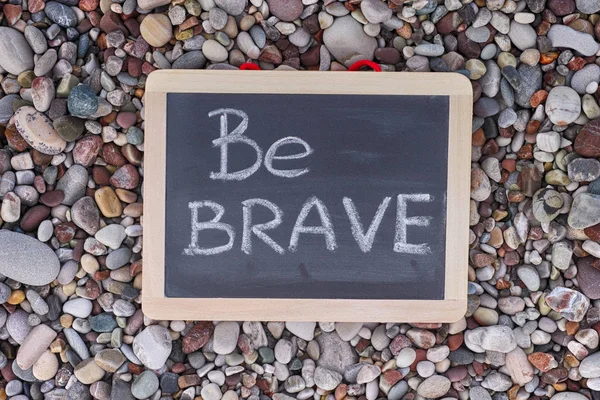 Frase Seja corajoso no quadro negro — Fotografia de Stock