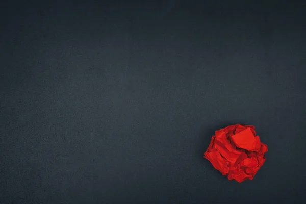 Czerwony zmięty papier piłka na tablicy — Zdjęcie stockowe