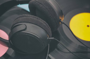 Vinil kayıtları ve kulaklıklar