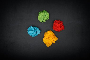 Bir kara tahta üzerinde renkli buruşuk kağıt topları