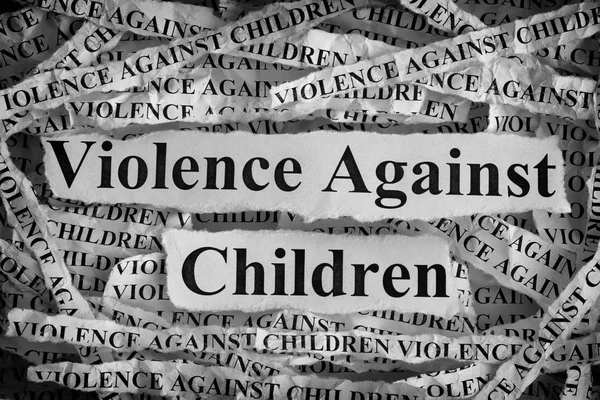 Roztrhané kousky papíru s nápisem násilí na dětech — Stock fotografie