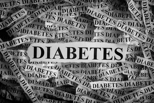 Trozos de papel rasgados con la palabra DIABETES —  Fotos de Stock