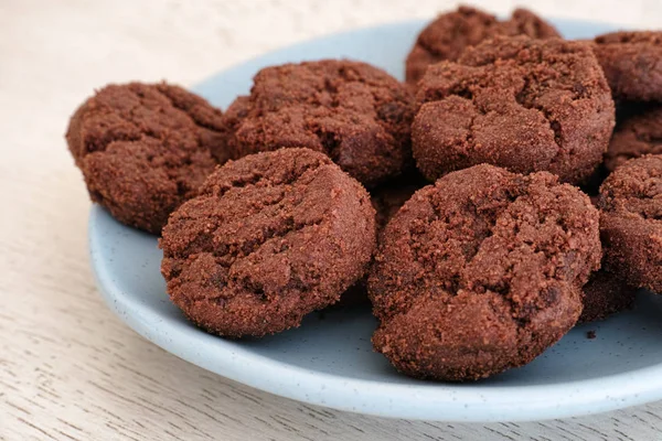 Mavi plaka üzerinde çikolata parçaları ile gluten ücretsiz tanımlama — Stok fotoğraf