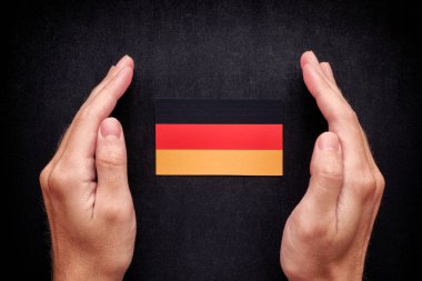 Alman bayrağı koruma eller
