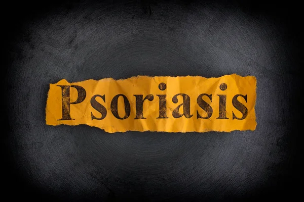 Pezzo strappato di carta gialla con la parola Psoriasi — Foto Stock