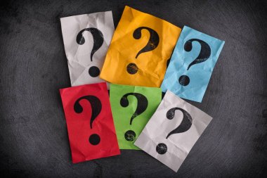 Buruşuk renkli kağıt notları soru işaretleri ile