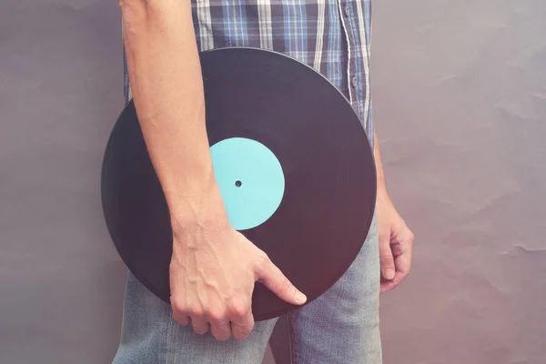 Man houdt vinyl record in zijn hand — Stockfoto