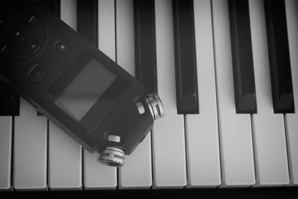 Piano en audio recorder — Stockfoto