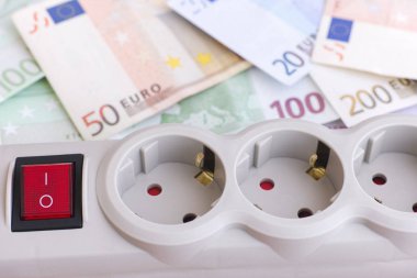 Çıkış uzantısı soket ve euro banknot