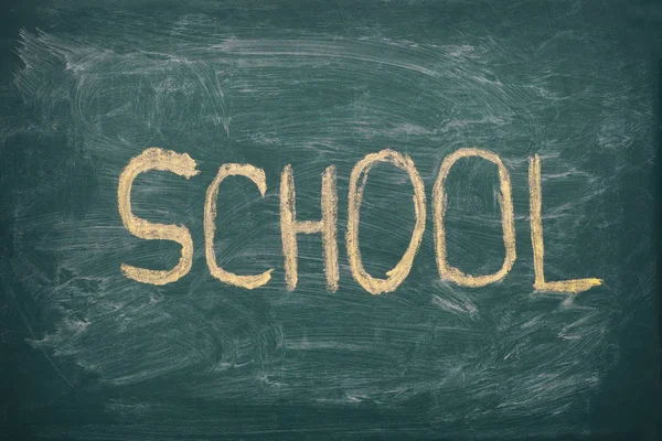 Σχολείο λέξης σε φόντο πράσινο πίνακα κιμωλίας — Φωτογραφία Αρχείου