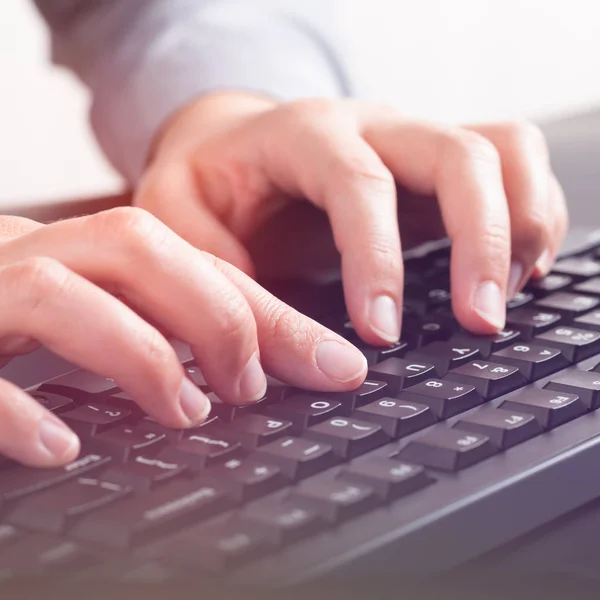 Mujer escribiendo en un teclado — Foto de Stock