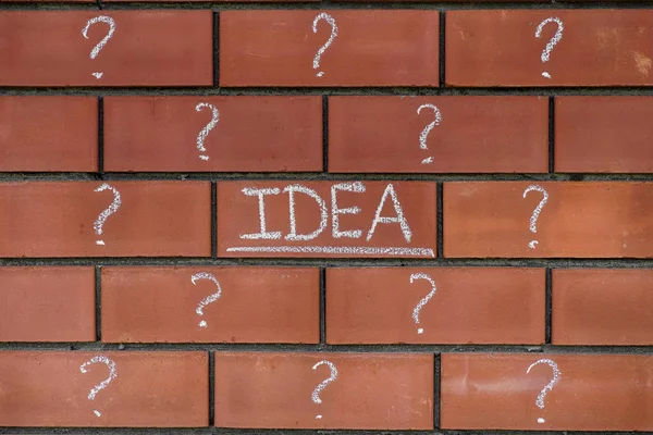 Ideia de palavra e pontos de interrogação desenhados em tijolos — Fotografia de Stock