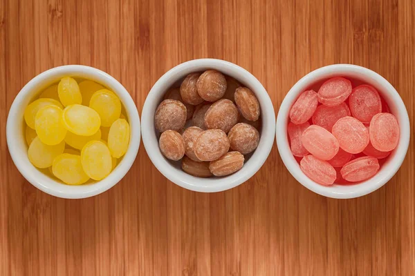 Cuencos de coloridas gotas de caramelo —  Fotos de Stock