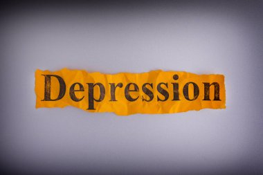 Buruşuk kelime depresyon ile sarı kağıt parçası yırtılmış