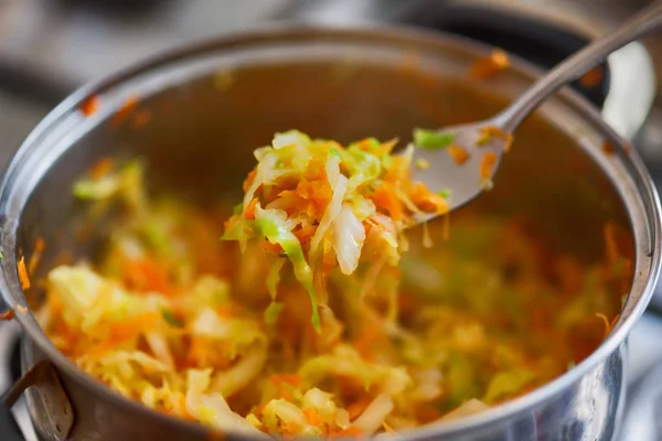 Schmorkohl mit Karotte in der Pfanne — Stockfoto