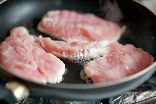 Turkije filet in een koekenpan — Stockfoto