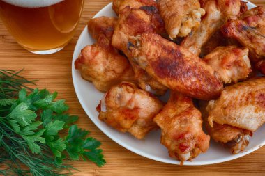 Tavuk kanadı bira ile pişmiş