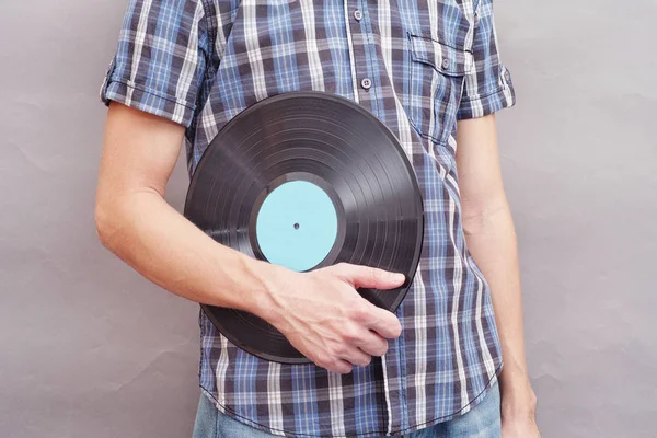 Adam vinil rekoru elinde tutuyor.