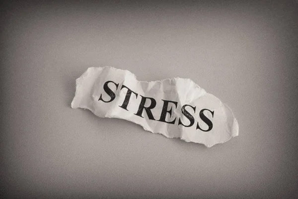 Смятый лист бумаги со словом Стресс — стоковое фото