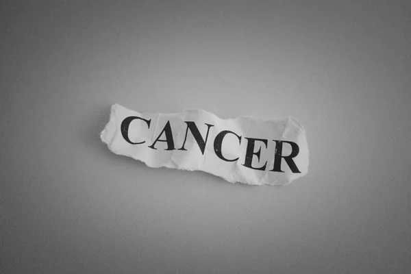 Смятый лист бумаги со словом "рак" — стоковое фото