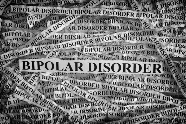 Gescheurde stukjes papier met de woorden van bipolaire wanorde — Stockfoto