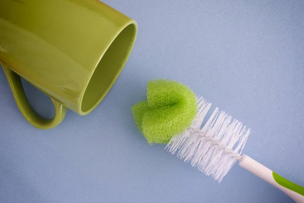 Şişe fırça ve yeşil kupa — Stok fotoğraf