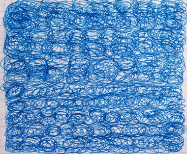 Mavi dalgalı çizgiler tükenmez kalemle çizilmiş bir sürü