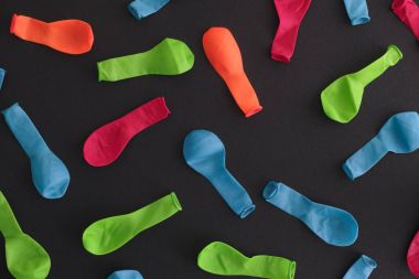 Siyah bir arka plan üzerinde renkli sönük balonlar