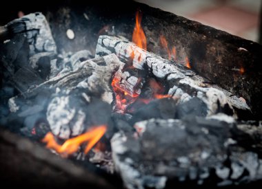 Barbekü yanan kömür