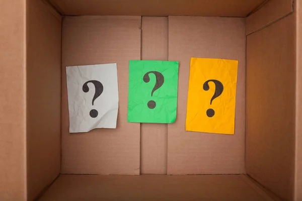 Soru işaretleri bir karton kutu içinde — Stok fotoğraf