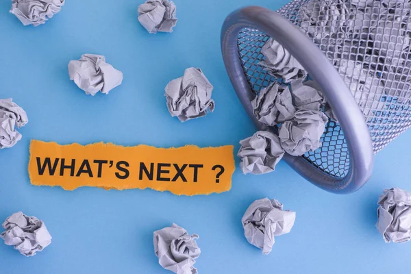 What's next? Grey verfrommeld papier ballen rollen uit een prullenbak-ca — Stockfoto