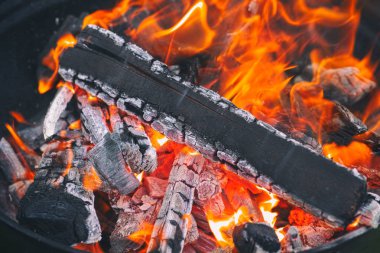 Kamp ateşi arka plan. Yakın çekim.