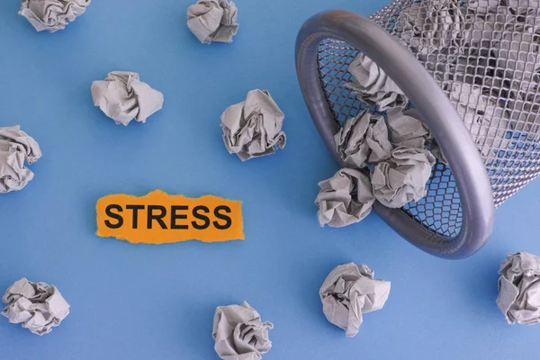 Estrés. Bolas de papel arrugadas grises rodando de un bote de basura — Foto de Stock