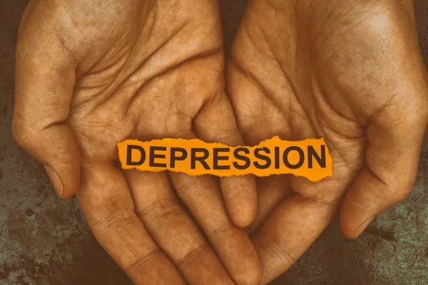 Persoon houdt stuk papier met woord depressie — Stockfoto