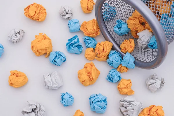 Çöp dışarı inişli çıkışlı renkli buruşuk kağıt topları — Stok fotoğraf