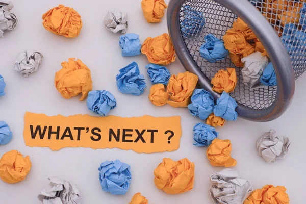 What's next? Kleurrijke verfrommeld papier ballen rollen uit een tras — Stockfoto