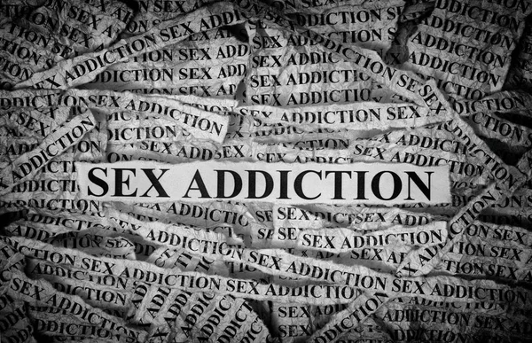 Geslachtsverslaving. Gescheurde stukjes papier met de woorden Sex verslaving — Stockfoto