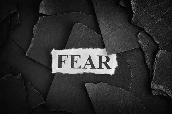 Miedo. Trozos rotos de papel negro y palabra Miedo — Foto de Stock