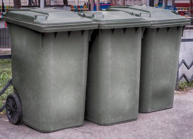 Yeşil çöp dumpsters