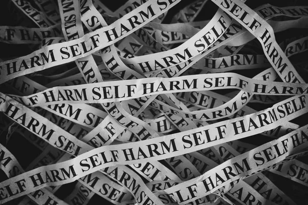 Piezas de papel arrugadas con palabras Self Harm — Foto de Stock