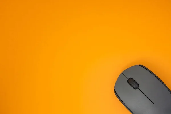 Mouse de computador sem fio em fundo amarelo — Fotografia de Stock