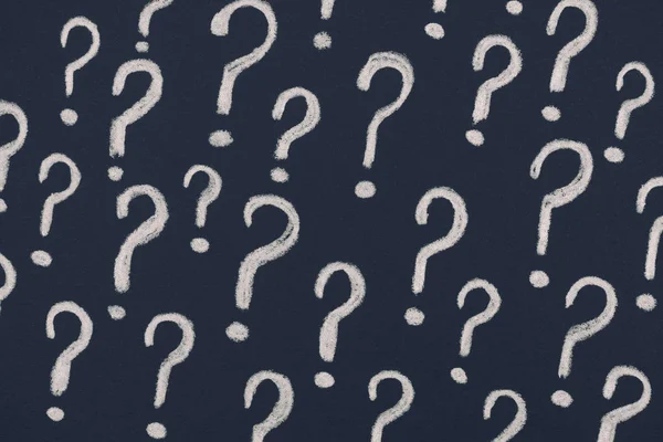 Question marks on a black background — Stock Photo, Image