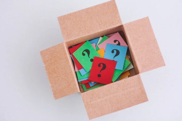 Pontos de interrogação coloridos dentro de uma caixa — Fotografia de Stock