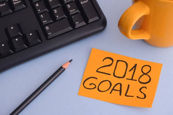 Zettel mit Zielen für 2018 auf dem Schreibtisch — Stockfoto