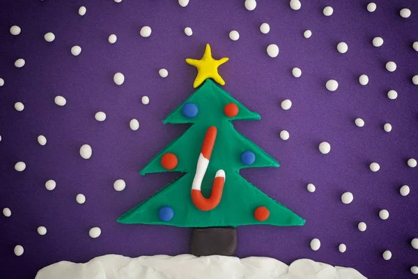 Χριστουγεννιάτικο δέντρο με στολίδια και από ζαχαροκάλαμο καραμέλα — Φωτογραφία Αρχείου