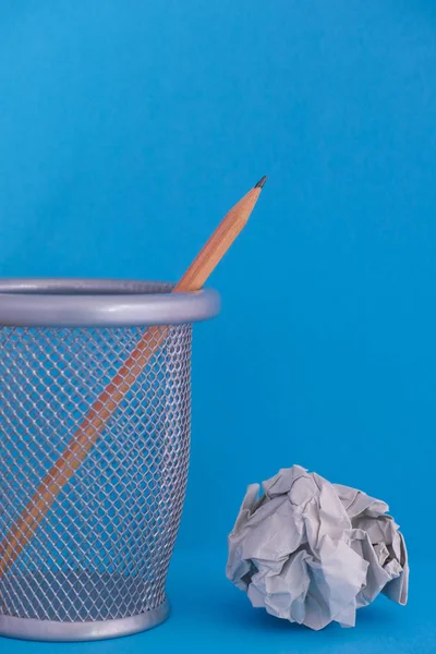 Карандаш в мусорном ведре с мятым бумажным шариком рядом — стоковое фото