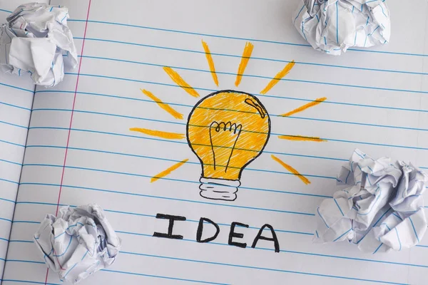 Nouveau concept d'idée. Dessin d'une ampoule avec mot Idea sur la note — Photo