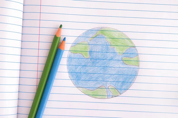 Planeta Ziemia rysowane za pomocą kredki na arkusz Notebook — Zdjęcie stockowe