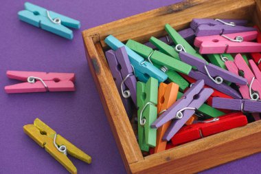 Mezarda mor arka plan üzerinde renkli clothespins dönüştürün